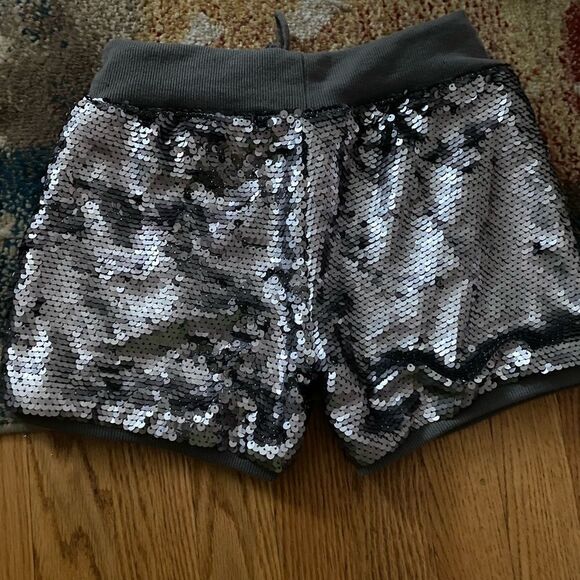 🆕🆕🆕 Girls Mermaid Shorts Silver YOS 🆕🆕🆕 - Picture 2 of 3